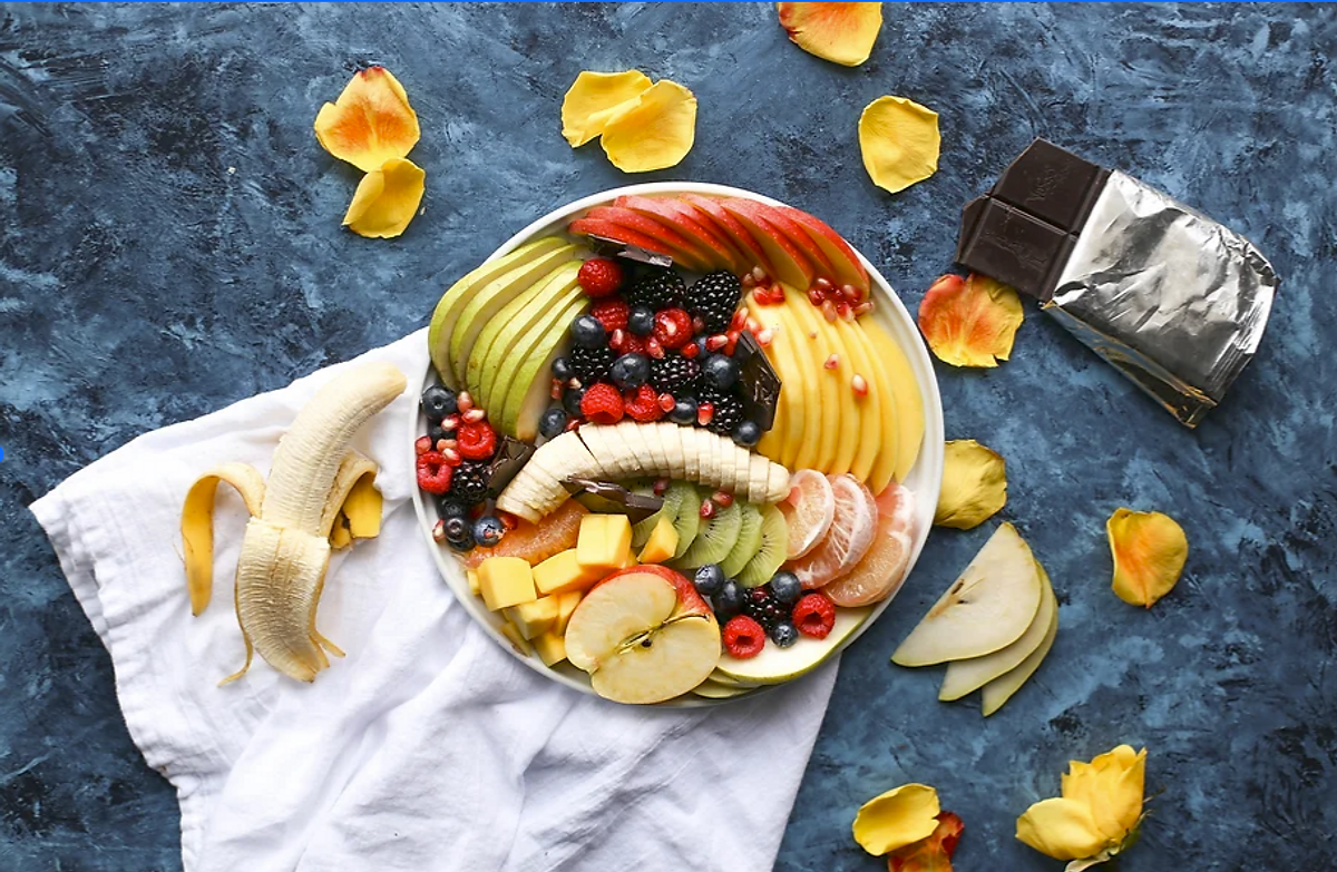L'indice glycémique, c'est quoi ? Du point de vue nutritionnel, l'indice glycémique est la mesure qui évalue la capacité d'un aliment à augmenter la glycémie après sa consommation. La glycémie est la concentration de glucose (sucre) dans le sang, qui est un carburant essentiel pour notre corps. Cependant, une augmentation trop rapide et importante de la glycémie peut causer des problèmes de santé, notamment chez les personnes atteintes de diabète, en surpoids ou de troubles métaboliques. Lorsque nous consommons des aliments contenant des glucides, ils sont digérés et transformés en glucose, qui est ensuite absorbé dans le sang. Certains aliments sont digérés plus rapidement que d'autres, ce qui provoque une augmentation plus rapide de la glycémie. L'indice glycémique mesure cette réponse glycémique à la consommation d'un aliment par rapport à un aliment de référence. Le glucose pur est utilisé comme aliment de référence, avec un indice glycémique de 100. Les aliments à indice glycémique élevé (70 ou plus) sont rapidement absorbés et entraînent une augmentation rapide et importante de la glycémie, tandis que les aliments à indice glycémique bas (55 ou moins) sont absorbés plus lentement et entraînent une augmentation plus graduelle et plus stable de la glycémie. Les aliments à indice glycémique moyen (56 à 69) sont absorbés de manière intermédiaire, provoquant une augmentation modérée. Les aliments à indice glycémique élevé peuvent causer des pics de glycémie chez les personnes ce qui peut avoir des effets néfastes sur la santé à long terme. Les aliments à indice glycémique bas ou moyen sont généralement préférés, car ils entraînent une augmentation plus graduelle de la glycémie, ce qui permet de mieux contrôler la glycémie et de maintenir une meilleure santé métabolique. Il existe plusieurs site pour connaître les références des aliments que vous consommer, vous pouvez consulter : https://www.lanutrition.fr/ ou https://myfooddata.com/ Que vous soyez atteint de troubles de santé nécessitant une nutrition adapté ou que vous voulez juste faire attention à ce que vous mangez pour adopter une meilleure alimentation, l'alimentation IGbas vous permet de perdre le surplus puis de conserver votre poids de forme sur la durée.