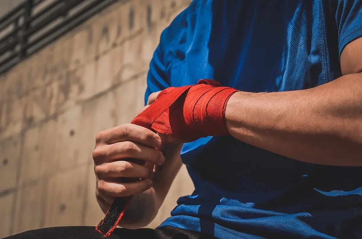 Que vous soyez sportif de haut niveau ou juste pratiquant loisir, il peut arriver que l'on se blesse pour différentes raisons. Sachez que l'entraînement physique comporte toujours un risque, le risque zero n'existe pas. Mais qu'il existe plusieurs mesures permettant de diminuer ce risque. Voici quelques conseils pour prévenir les blessures à l'entraînement.